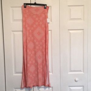 Long skirt with slit on the side